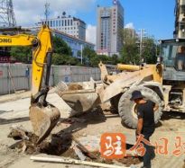 老妇骚比高温下的坚守｜道路建设者用汗水铺就畅通路